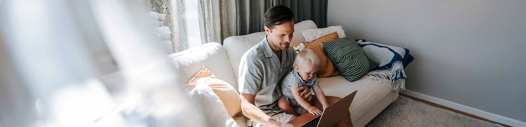 En man sitter och läser om fonder på sin laptop.