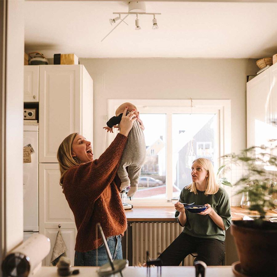 En glad småbarnsfamilj i köket