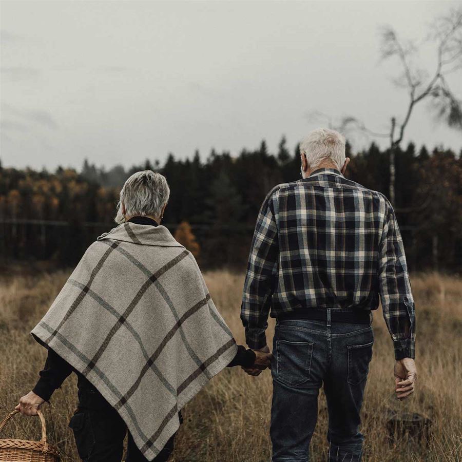 Ett äldre par promenerar i naturen