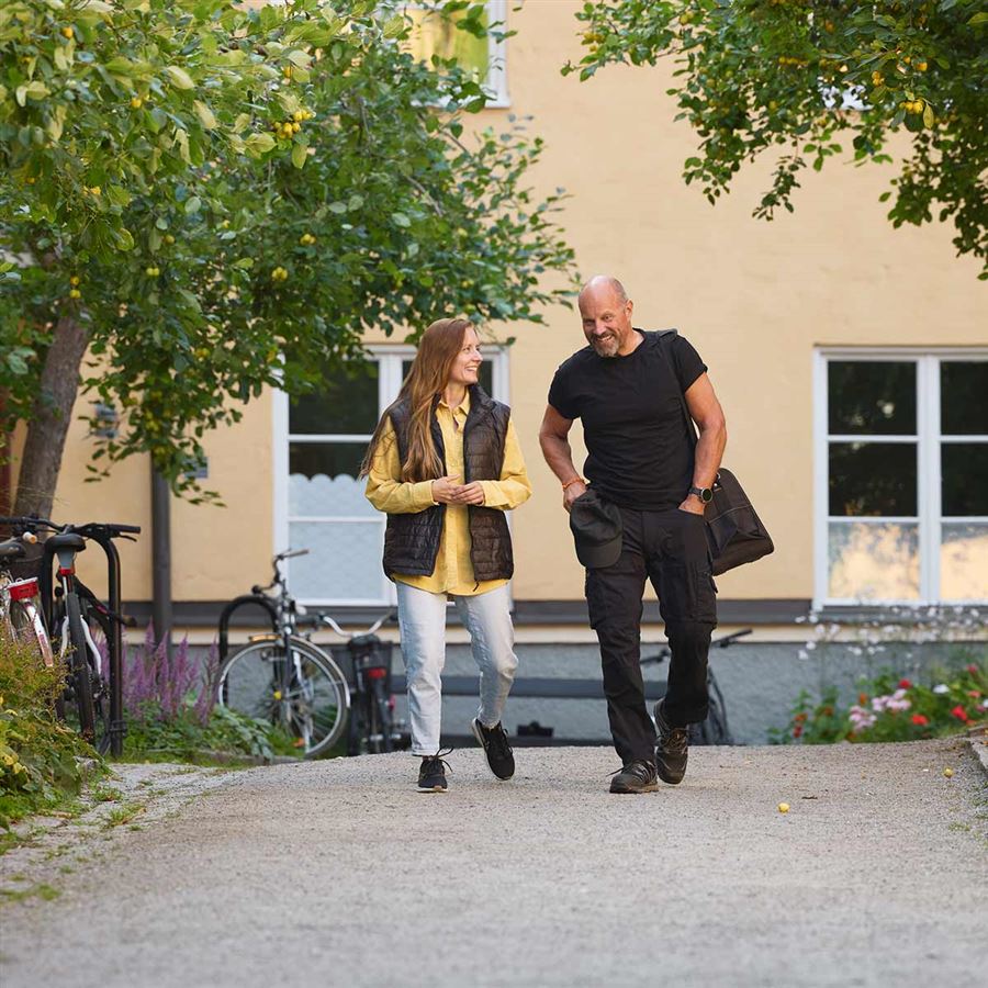 Två medlemmar i en BRF står och diskuterar ränteläget.