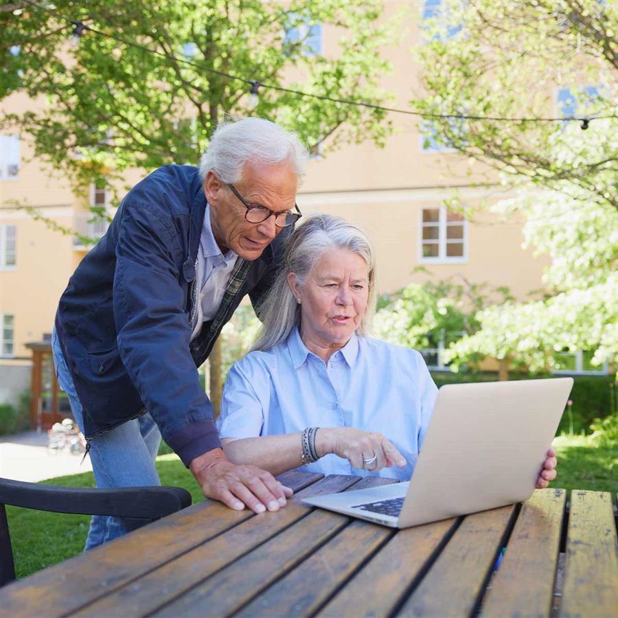 Äldre par som spanar in sin pension