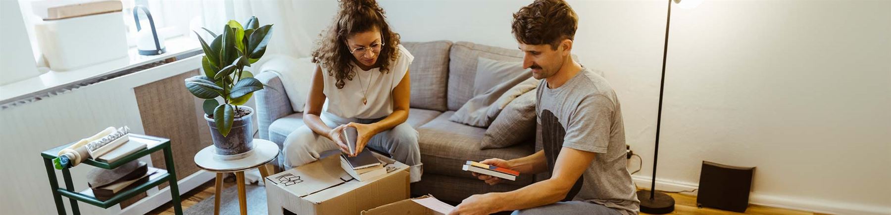 Par går igenom checklistan och packar saker inför en flytt