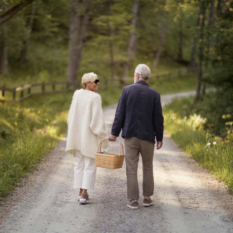 Ett par promenerar i naturen